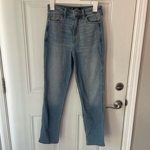 Hollister Ultra High-Rise Mom Jeans